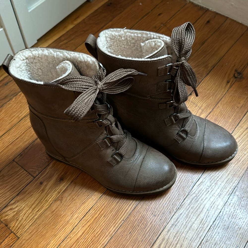 Universal Thread Wedge Boots